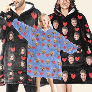 Pu&ograve; includere: Tre coperte con cappuccio oversize. Una &egrave; azzurra con facce di golden retriever e cuori rossi. Le altre due sono nere con cuori rossi e facce. Tutte hanno una fodera in pile bianco.