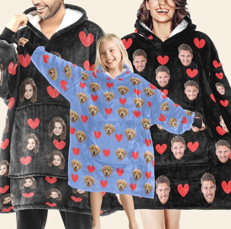 Pu&ograve; includere: Tre coperte con cappuccio oversize. Una &egrave; azzurra con facce di golden retriever e cuori rossi. Le altre due sono nere con cuori rossi e facce. Tutte hanno una fodera in pile bianco.