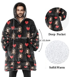 Pu&ograve; includere: Coperta con cappuccio nera con stampa fotografica personalizzata e cuori rossi. La coperta misura 122 cm di altezza, 160 cm di larghezza e 55,6 cm per la tasca. Dotata di una tasca profonda e materiale morbido e caldo.