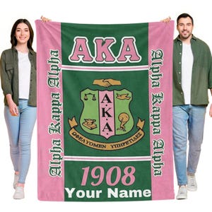 Peut inclure: Ensemble de trois mugs en céramique avec une finition mate et mouchetée. Les tasses sont de couleur crème, grise et noire. Design simple et moderne, parfait pour le café ou le thé.