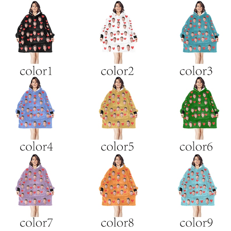 Pu&ograve; includere: Una collezione di coperte con cappuccio in vari colori, ognuna adornata con un motivo di volti e cuori. Le coperte sono esposte su modelli, mostrando le diverse opzioni di colore disponibili, tra cui nero, bianco, blu e arancione. La parola 'color' e un numero sono visibili.