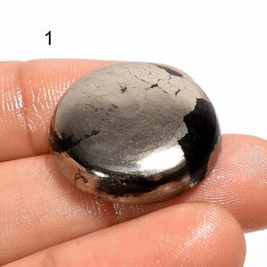 Gema natural Apache Gold em formato cabochão redondo, ideal para confecção de joias (furação gratuita).