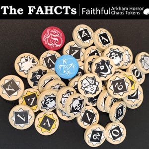 Pode incluir: Uma coleção de fichas de jogo redondas para Arkham Horror Chaos Tokens, rotuladas como The FAHCTs. As fichas são principalmente bege com símbolos gráficos pretos, incluindo números e ícones. Uma ficha é vermelha, uma azul e uma amarela.