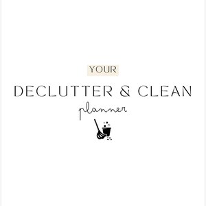 Puede incluir: Un planificador de diseño minimalista con el texto "YOUR DECLUTTER & CLEAN planner" en negro. La palabra "YOUR" está en un rectángulo beige. Una pequeña ilustración negra de una fregona y un cubo está debajo.