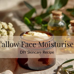 Op de afbeelding: Een pot Tallow Face Moisturiser met een romige bovenlaag, tegen een achtergrond van kleine glazen flesjes met kurken en groene bladeren. De tekst "DIY Skincare Recipe" is ook zichtbaar.