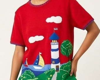 Suéter de manga corta Quacker Factory L rojo con estampado náutico de faro y velero, nuevo con etiquetas.