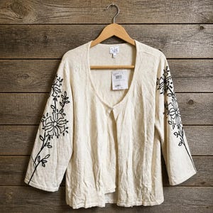 True Beauty by EMME 1 90-tals Y2K krämfärgad blommig broderad kofta med 1 krok 1X NWT