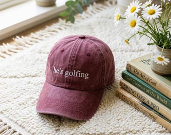 Gorra de algodón lavada bordada con la frase "Él está jugando al golf", gorra de béisbol para esposa de golfista.