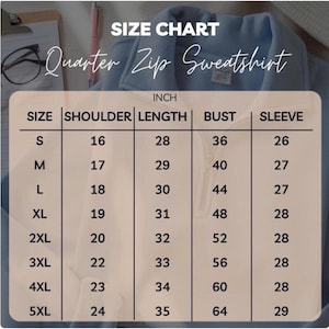 Puede incluir: Sudadera azul claro con cremallera de cuarto de cremallera y tabla de tallas superpuesta. La tabla muestra medidas en pulgadas para tallas S a 5XL, incluyendo hombro, largo, busto y manga. El texto "SIZE CHART" est&aacute; en la parte superior.