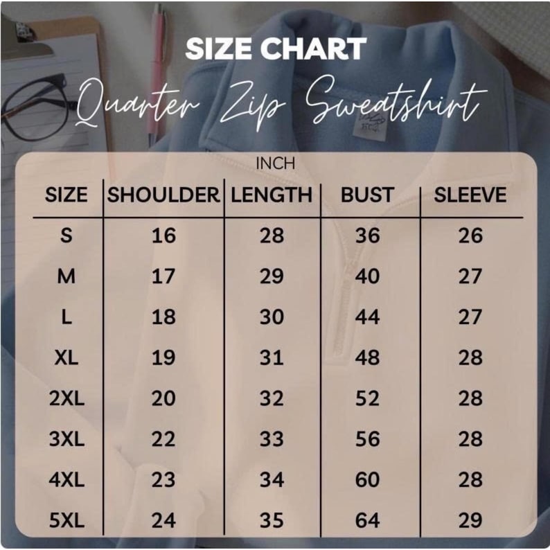 Puede incluir: Sudadera azul claro con cremallera de cuarto de cremallera y tabla de tallas superpuesta. La tabla muestra medidas en pulgadas para tallas S a 5XL, incluyendo hombro, largo, busto y manga. El texto "SIZE CHART" est&aacute; en la parte superior.