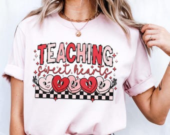 Camiseta de maestra "Teatro Sweethearts", camiseta de maestra para San Valentín para mujer, top retro con corazones de caramelo, regalo de San Valentín para maestra