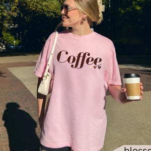 Camiseta con colores cómodos para amantes del café, camiseta minimalista con café, camiseta vintage con cafeína, regalo para amantes de los libros, camiseta cómoda de talla grande.