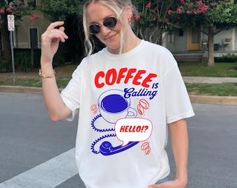 Camiseta "El café te llama", camiseta retro con cafeína y colores cómodos, gráfico divertido de taza de café, top de inspiración vintage, regalo para amantes del café.