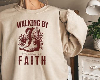 Sudadera cristiana de vaquera con versículo bíblico "Caminando por la fe", cuello redondo, botas vaqueras, camisa de fe, regalo para amantes de los caballos, Jesús caminando por la fe.