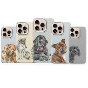 Puede incluir: Cinco fundas para teléfono con ilustraciones de acuarela de perros y un lobo. Las fundas tienen un borde transparente y un fondo de color claro. Los perros incluyen un golden retriever, un Terranova y un terrier.