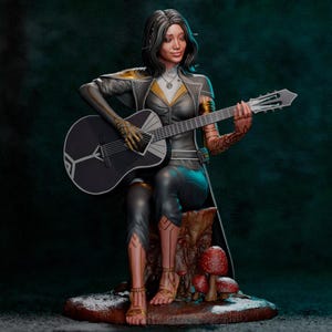 Może przedstawiać: Figurka osoby grającej na czarnej gitarze akustycznej. Postać ma na sobie czarno-złoty strój i siedzi na pniu drzewa z czerwonymi grzybami. Postać ma tatuaże na ramionach i nogach.