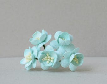 20 mm / 5 fleurs de sakura en papier de mûrier bleu menthe