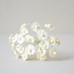 10 mm / 20 crèmekleurige papieren bloemen van moerbeiboom (C 153)