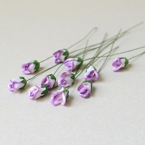 9-10 mm / 10 gemischte weiß-violette Maulbeerpapier-Rosenknospen C 583