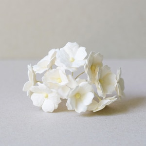 25 mm / 10 witte moerbeipapierbloemen