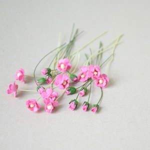 4-10 mm / 20 fiori di carta rosa shocking e boccioli di rosa di carta