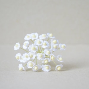 8 mm / 25 weiße Blumen aus Maulbeerpapier
