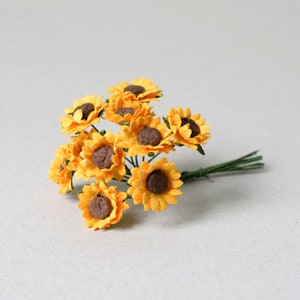 15 mm / 10 fiori di carta di gelso con girasoli gialli per artigianato, scrapbooking, creazione di biglietti, abbellimenti