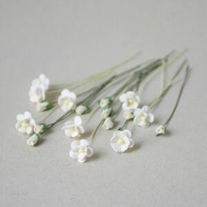 5-10 mm / 20 weiße Papierblumen und cremefarbene Rosenknospen