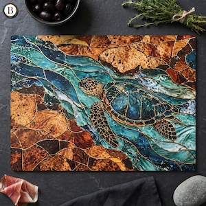 Könnte beinhalten: Rechteckiges Schneidebrett mit einem Meeresschildkröten-Design. Das Kunstwerk zeigt eine Schildkröte, die in blauem und türkisfarbenem Wasser schwimmt, mit einem Mosaik-Hintergrund aus Braun und Orange. Das Design ist goldfarben umrandet.