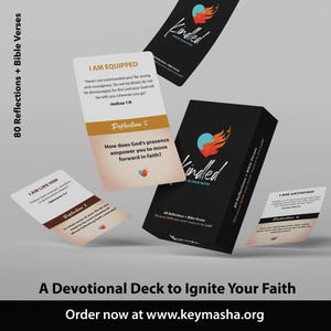 Puede incluir: Un juego de cartas devocionales "Kindled" en una caja negra con el texto "80 Reflexiones + Versículos Bíblicos". Se ven varias cartas con versículos bíblicos y preguntas de reflexión. El texto "Un mazo devocional para encender tu fe" está en la parte inferior.