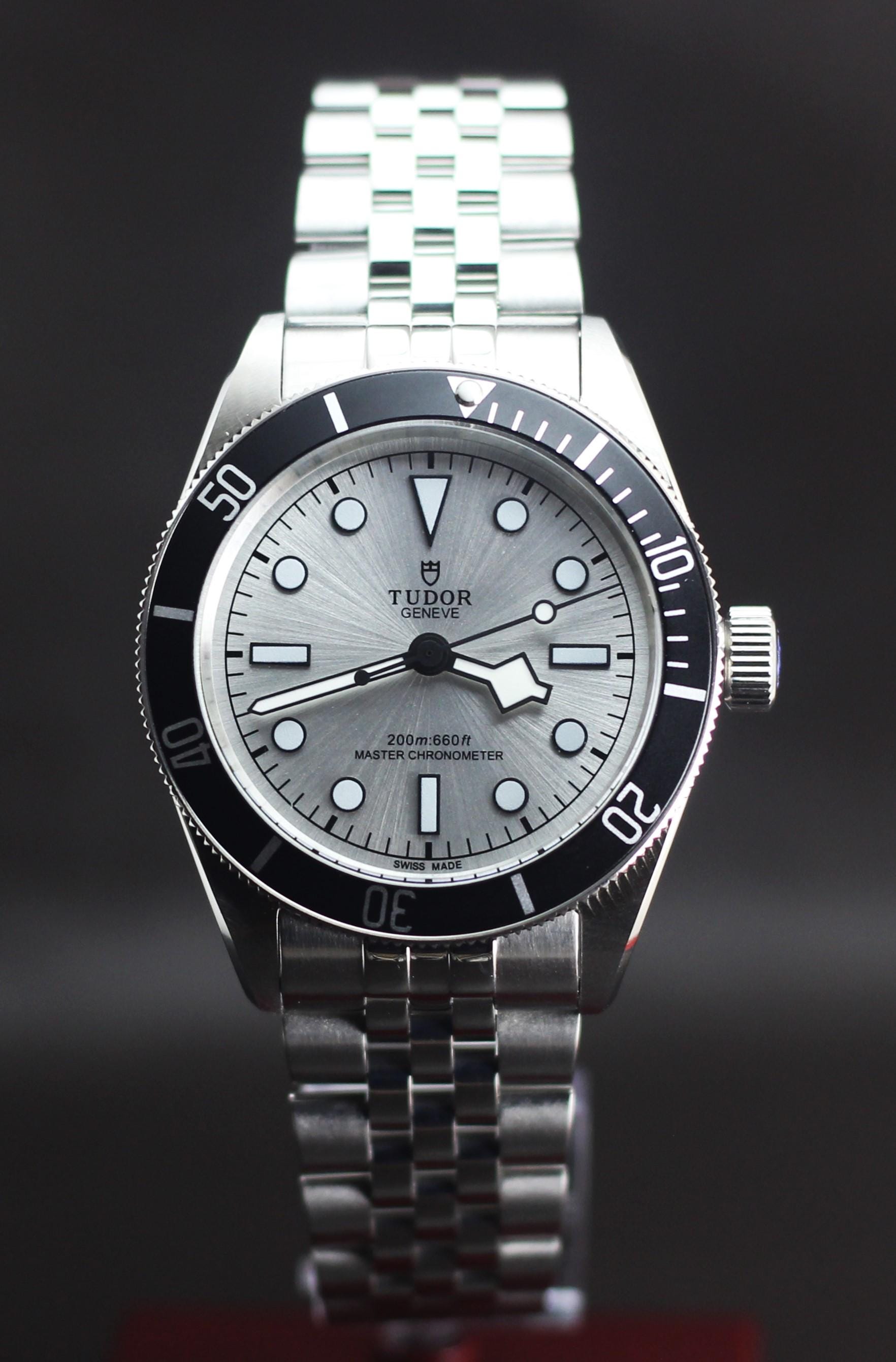 Montre Tudor Vintage Oyster – Mécanique Manuelle, Boîtier Acier, Cadran Rouge