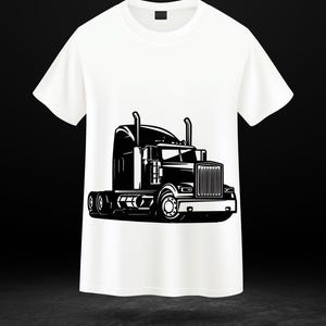 Puede incluir: Camiseta blanca con un gráfico en blanco y negro de un camión. El diseño muestra la vista frontal y lateral del camión, incluyendo la cabina, las ruedas y los tubos de escape. La camiseta es de un material suave.