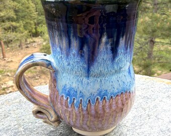 Tasse en céramique bleue faite main de studio de poterie de glaçure de goutte à goutte