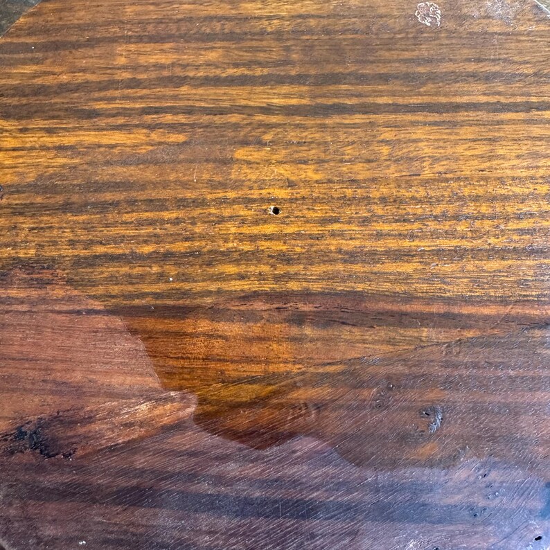Peut inclure: Gros plan sur une surface en bois de couleur brun fonc&eacute; riche avec des motifs de grain de bois pro&eacute;minents. Le bois a un aspect poli, avec des variations de tons du brun clair au brun fonc&eacute;. La surface semble bien entretenue et lisse.