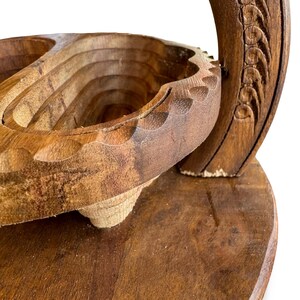 Peut inclure: Un panier de service en bois &agrave; plusieurs niveaux avec une finition marron fonc&eacute;. Le panier a un bord festonn&eacute; et une poign&eacute;e sculpt&eacute;e. La base est ronde et le panier est divis&eacute; en deux sections. Le grain du bois est visible.