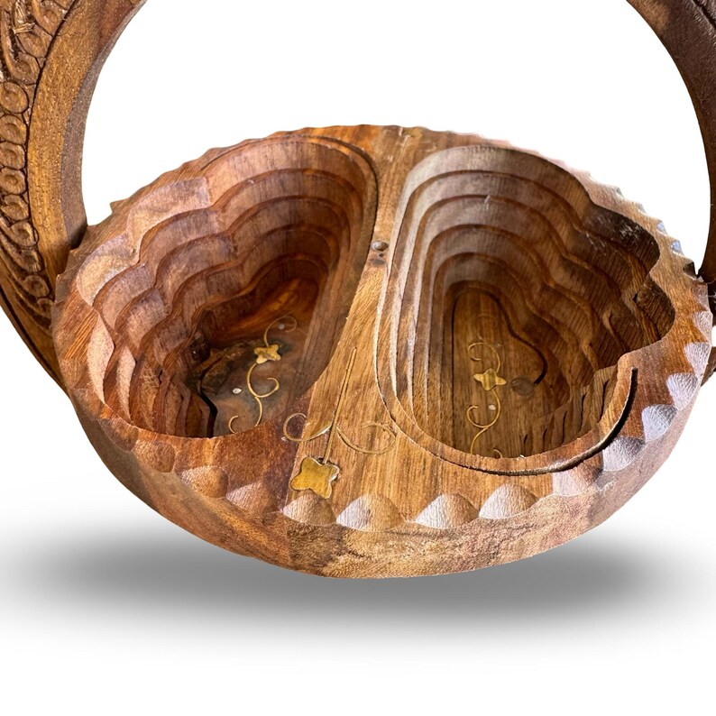 Peut inclure: Un panier &agrave; fruits en bois marron avec un motif sculpt&eacute; et une poign&eacute;e. Le panier est fait de bois en couches et comporte un bol &agrave; deux sections. Des accents floraux dor&eacute;s sont visibles &agrave; l'int&eacute;rieur.