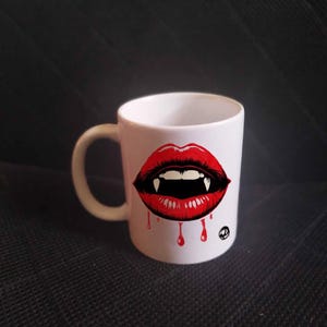 Vampire Lips Ceramic Mug with Blood, Gothic and Horror Coffee Mug, Halloween Gift and Dark Goth Aesthetic, Spooky Vampire Mug 325ml