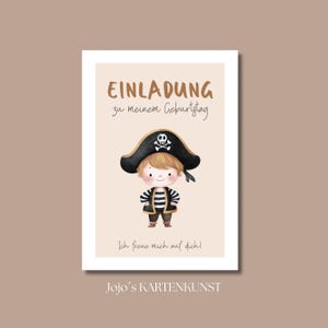 Peut inclure: Carte d'invitation d'anniversaire avec un garçon pirate de dessin animé portant un chapeau noir avec une tête de mort. Le texte en allemand dit "Invitation à mon anniversaire" et "Je suis impatient de vous voir!"