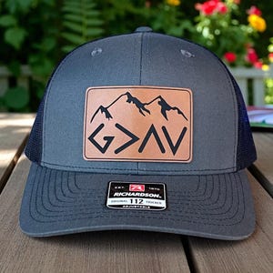 Casquette SnapBack chrétienne rectangulaire en cuir brut avec écusson en cuir brut « Dieu est plus grand que les hauts et les bas »