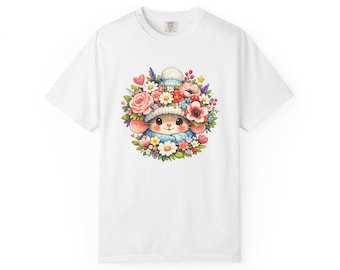 Ratón de invierno con gorro floral, camiseta con pétalos de jardín floral pastel, camiseta con flores botánicas, estilo kawaii adorable, estética romántica, acogedora y soñadora.