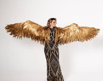 Disfraz de alas doradas realistas para cosplay, alas grandes como alas de brazo de pájaro de plumas doradas.