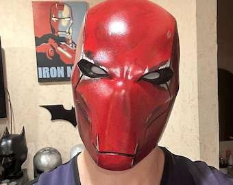 Máscara roja / Casco con capucha