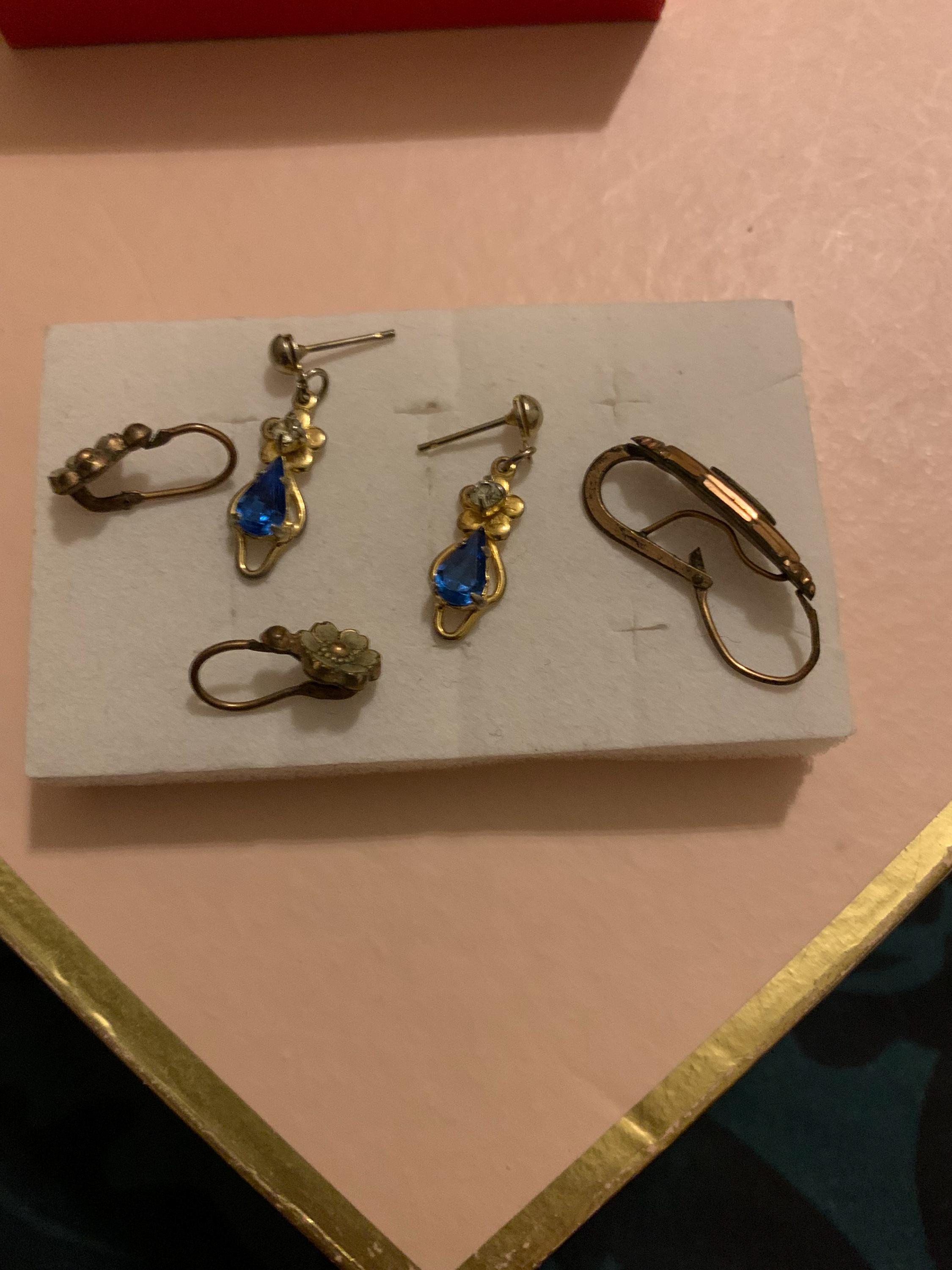 Boucles D'oreilles Dormeuses Pendantes Anciennes - Laiton Doré Motif Lion - Occasion