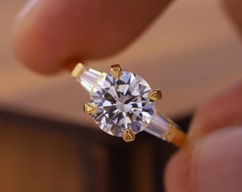 18金無垢の婚約指輪、スリーストーンのプロポーズリング、ラウンドモアッサナイトリング、テーパードバゲットサイドストーンリング、ラボダイヤモンドのブライダルリング