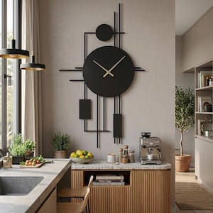 Może przedstawiać: Biały ceramiczny kubek z czarnym uchwytem i napisem "But First, Coffee" czarną, odręczną czcionką. Kubek stoi na białej powierzchni.