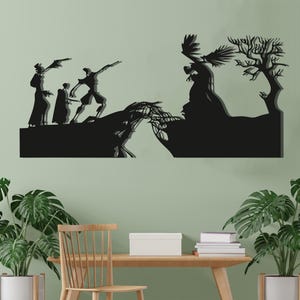 Könnte beinhalten: Schwarze Metall-Wandkunst, die eine dramatische Szene mit Silhouetten, einem Adler und einem Baum darstellt. Das Kunstwerk ist an einer hellgrünen Wand angebracht, mit einem Schreibtisch, einem Stuhl und Pflanzen im Vordergrund.