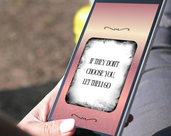 Może przedstawiać: Smartfon wyświetlający grafikę cyfrową z różowym gradientem i ozdobnymi zawijasami. Pośrodku znajduje się biała prostokątna karta z postarzaną czarną ramką, zawierająca czarny tekst: IF THEY DON'T CHOOSE YOU, LET THEM GO.
