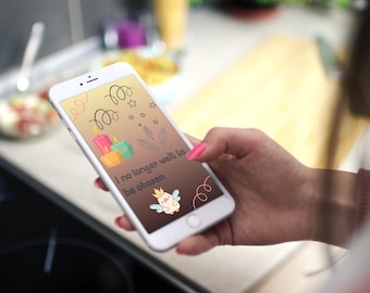 Może przedstawiać: Biały smartfon wyświetlający grafikę cyfrową z tłem gradientowym, trzema kolorowymi świecami, małymi ilustracjami gwiazdek i zawijasów oraz tekstem "I no longer wait to be chosen" nad małą postacią z kreskówki w koronie.