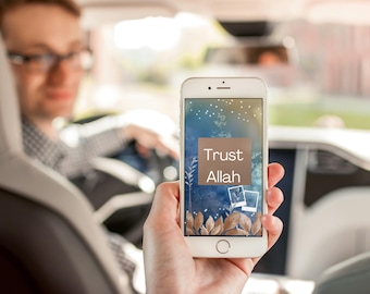 Może przedstawiać: Biały smartfon wyświetlający grafikę cyfrową z brązowym kwadratem zawierającym biały napis Trust Allah. Tło zawiera niebieskie i złote ilustracje botaniczne, białe drobinki oraz dwie małe białe ramki na zdjęcia w stylu polaroid.
