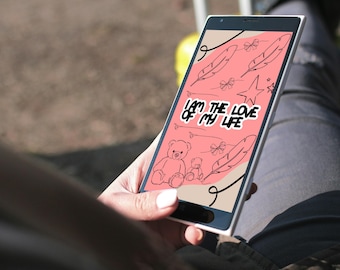 Może przedstawiać: Smartfon wyświetlający grafikę cyfrową na koralowo-różowym tle z czarnymi rysunkami liniowymi przedstawiającymi misie, pióra, gwiazdy i kokardki. Tekst "I AM THE LOVE OF MY LIFE" jest wyśrodkowany pogrubionymi czarnymi literami.